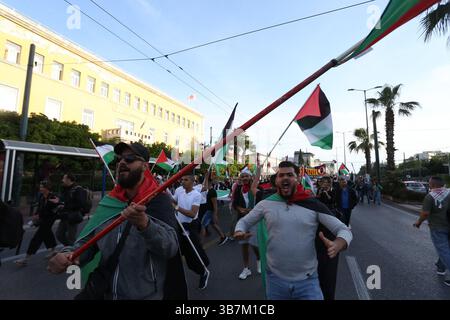 15. Mai 2024, Athen, Griechenland: Demonstranten skandieren Parolen außerhalb des israelischen Reiches in Athen. Proteste zum 76. Jahrestag der Nakba und zur Forderung nach einem Waffenstillstand in Gaza. (Foto: © Aristidis Vafeiadakis/ZUMA Press Wire) Stockfoto