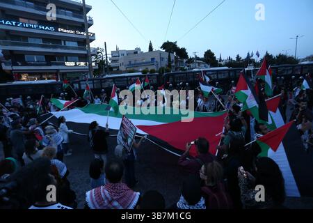 15. Mai 2024, Athen, Griechenland: Demonstranten skandieren Parolen außerhalb des israelischen Reiches in Athen. Proteste zum 76. Jahrestag der Nakba und zur Forderung nach einem Waffenstillstand in Gaza. (Foto: © Aristidis Vafeiadakis/ZUMA Press Wire) Stockfoto