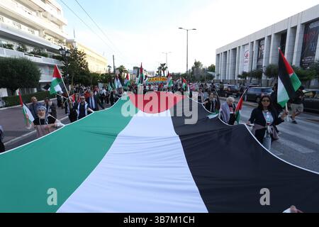 15. Mai 2024, Athen, Griechenland: Demonstranten skandieren Parolen außerhalb des israelischen Reiches in Athen. Proteste zum 76. Jahrestag der Nakba und zur Forderung nach einem Waffenstillstand in Gaza. (Foto: © Aristidis Vafeiadakis/ZUMA Press Wire) Stockfoto