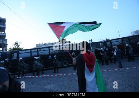 15. Mai 2024, Athen, Griechenland: Demonstranten skandieren Parolen außerhalb des israelischen Reiches in Athen. Proteste zum 76. Jahrestag der Nakba und zur Forderung nach einem Waffenstillstand in Gaza. (Foto: © Aristidis Vafeiadakis/ZUMA Press Wire) Stockfoto