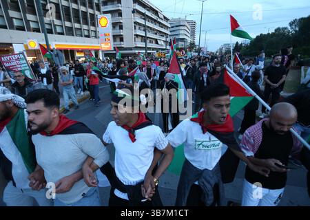 15. Mai 2024, Athen, Griechenland: Demonstranten skandieren Parolen außerhalb des israelischen Reiches in Athen. Proteste zum 76. Jahrestag der Nakba und zur Forderung nach einem Waffenstillstand in Gaza. (Foto: © Aristidis Vafeiadakis/ZUMA Press Wire) Stockfoto