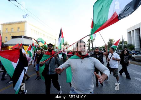 15. Mai 2024, Athen, Griechenland: Demonstranten skandieren Parolen außerhalb des israelischen Reiches in Athen. Proteste zum 76. Jahrestag der Nakba und zur Forderung nach einem Waffenstillstand in Gaza. (Foto: © Aristidis Vafeiadakis/ZUMA Press Wire) Stockfoto