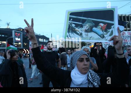 15. Mai 2024, Athen, Griechenland: Demonstranten skandieren Parolen außerhalb des israelischen Reiches in Athen. Proteste zum 76. Jahrestag der Nakba und zur Forderung nach einem Waffenstillstand in Gaza. (Foto: © Aristidis Vafeiadakis/ZUMA Press Wire) Stockfoto