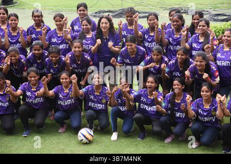 Kalkutta, Indien. Mai 2025. Die Bollywood-Schauspielerin und KKR-Miteigentümerin Juhi Chawla nimmt zusammen mit 40 Shahoshi Ranis am 6. Mai 2025 an der Übungseinheit Teil und interagiert mit den Spielern in Eden Gardens in Kalkutta, Indien. (Foto: Debajyoti Chakraborty) Credit: NurPhoto SRL/Alamy Live News Stockfoto