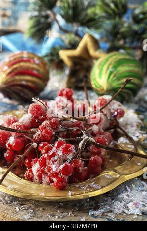 Kalina gold Tablett und Weihnachtsschmuck Stockfoto