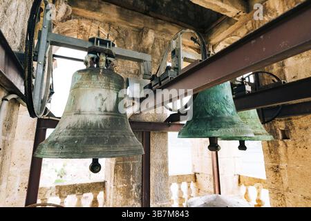 Die Glocken in der Kapelle. Alte alte große Glocken im Glockenturm in der Nähe der Kirche in Kroatien und Montenegro Stockfoto