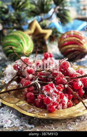 Kalina gold Tablett und Weihnachtsschmuck Stockfoto