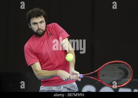 Sofia, Bulgarien - 10. November 2020: Gilles Simon in Frankreich gegen Andrej Martin in der Slowakei während der ATP 250 Sofia Open Qualifikation, so Stockfoto