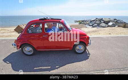 Klassischer Red Fiat 500 auf der Strandpromenade Stockfoto