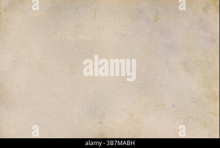 Beige gebeizte Papierstruktur Hintergrund, leere Seite mit Flecken und Unvollkommenheiten, die einen antiken Vintage-Look schaffen. Weißrussland Stockfoto