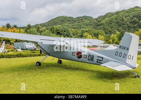 Daejeon, Südkorea. 3. Oktober 2019: Linke Rückansicht des Militärflugtrainers Cessna 140 auf dem National Cemetery Stockfoto