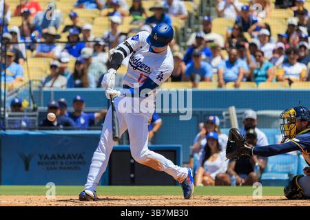 7. Juli 2024, Los Angeles, Kalifornien, USA: Shohei Ohtani #17 der Los Angeles Dodgers Singles während ihres MLB-Spiels gegen die Milwaukee Brewers am Sonntag, den 7. Juli 2024, im Dodger Stadium in Los Angeles, Kalifornien. Dodgers verlieren gegen Brewers, 9:2. JAVIER ROJAS/PI (Foto: © PI via ZUMA Press Wire) Stockfoto