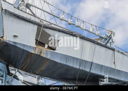 Seosan, Südkorea. 13. September 2020: Rettungsboot mit beschädigtem Rumpf, das an der Davit der ehemaligen Marine LST-676 hängt Stockfoto