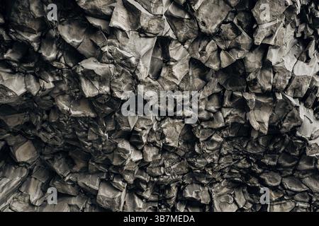 Nahaufnahme der Textur von Basaltsteinen am Strand von Vik, Island. Stockfoto