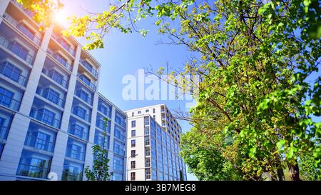 Umweltfreundliches Appartementgebäude spart Energie und frische Luft. Moderner Wohnblock in grüner Umgebung, Wohnwohnung und Luxushauskomplex. Stockfoto