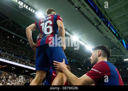 21. April 2024, Madrid, SPANIEN: Fermin Lopez vom FC Barcelona feiert ein Tor während der spanischen Liga, LaLiga EA Sports, Fußballspiel zwischen Real Madrid und FC Barcelona im Santiago Bernabeu Stadion am 21. April 2024 in Madrid. (Kreditbild: © Joaquin Corchero/AFP7 via ZUMA Press Wire) Stockfoto