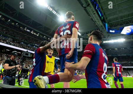21. April 2024, Madrid, SPANIEN: Fermin Lopez vom FC Barcelona feiert ein Tor während der spanischen Liga, LaLiga EA Sports, Fußballspiel zwischen Real Madrid und FC Barcelona im Santiago Bernabeu Stadion am 21. April 2024 in Madrid. (Kreditbild: © Joaquin Corchero/AFP7 via ZUMA Press Wire) Stockfoto