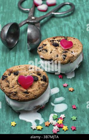 Dessert Shortcake mit Eis auf den Löffeln für Eis Stockfoto