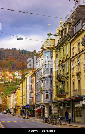 Altstadtstraße mit Haus und Himmel und Wolken an einem sonnigen Herbsttag in Biel, Bienne, Kanton Bern, Schweiz, Europa Stockfoto