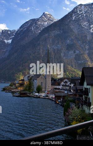 Malerischer Blick auf das Dorf Hallstatt mit Kirchturm und Alpenbergen in Österreich Stockfoto