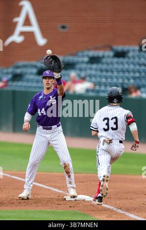 2. Juni 2024: Der erste Baseman David Bishop #44 von Kansas hebt seinen Handschuh über seinen Kopf, um einen Ball zu platzieren, der ihm zugeschlagen wird, während er die Tasche bedeckt. Kansas State besiegte den Southeast Missouri State 7-2 in Fayetteville, AR. Richey Miller/CSM (Kreditbild: Stockfoto