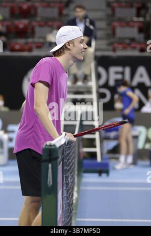 Sofia, Bulgarien - 10. November 2020: Der Kanadier Denis Shapovalov streitet mit dem Schiedsrichter über einen Punkt, den er während seines ATP 250 Sofia Open Spiels wieder verloren hat Stockfoto