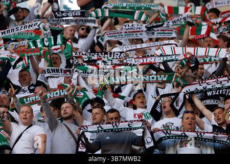 12. Mai 2024, Posen, Polen: Fans von Legia Warszawa feiern im PKO BP Ekstraklasa-Spiel zwischen Lech Poznan und Legia Warszawa im Enea-Stadion ein Tor. Endpunktzahl: Lech Poznan 1:2 Legia Warszawa. (Foto: © Maciej Rogowski/SOPA Bilder via ZUMA Press Wire) Stockfoto