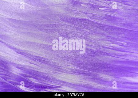 Lila und silberne Acrylfarbe mischen sich zusammen, wodurch ein abstrakter texturierter Hintergrund mit Pinselstrichen entsteht. Weißrussland Stockfoto