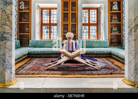 Innenraum der Bibliothek von Ahmed III. (1718) im Topkapi-Palast mit osmanischer Architektur und Handschriftenregalen. Istanbul, Türkei (Turkiye) Stockfoto