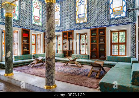 Innenraum der Bibliothek von Ahmed III. (1718) im Topkapi-Palast mit osmanischer Architektur und Handschriftenregalen. Istanbul, Türkei (Turkiye) Stockfoto