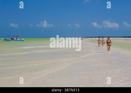 Holbox, Mexiko - 10. Februar 2025: Touristen spazieren über die berühmte Sandbank der Isla Holbox, ein einzigartiger Naturpfad, der sich durch das flache Turqu erstreckt Stockfoto