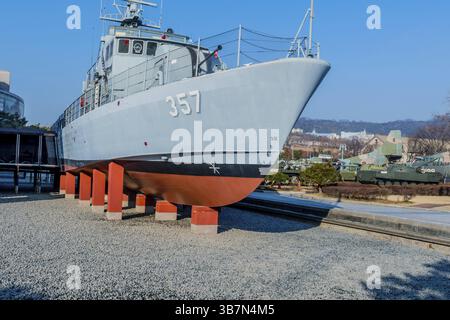 Seoul, Südkorea. 10. Januar 2020: Das Patrouillenboot der Chamsuri-Klasse wird an der Gedenkstätte für den Koreakrieg an einem statischen Ort angedockt Stockfoto