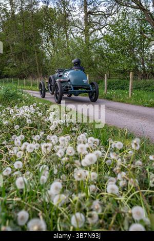 Oldtimer mit offenem Oberteil, die bei den V.S.C.C. Curborough Speed Trials, dem Curborough Sprint Course, Lichfield, England, Großbritannien, antreten. Stockfoto