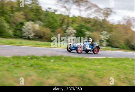 Oldtimer mit offenem Oberteil, die bei den V.S.C.C. Curborough Speed Trials, dem Curborough Sprint Course, Lichfield, England, Großbritannien, antreten. Stockfoto