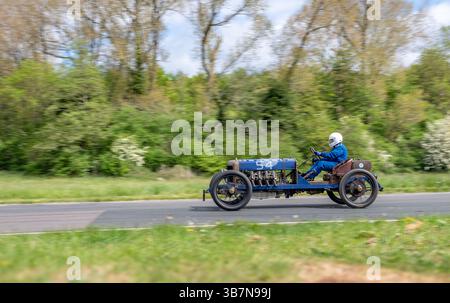 Oldtimer mit offenem Oberteil, die bei den V.S.C.C. Curborough Speed Trials, dem Curborough Sprint Course, Lichfield, England, Großbritannien, antreten. Stockfoto