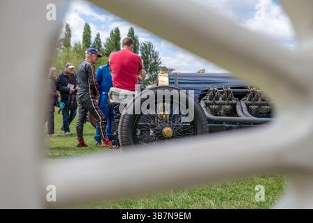 Oldtimer mit offenem Oberteil, die bei den V.S.C.C. Curborough Speed Trials, dem Curborough Sprint Course, Lichfield, England, Großbritannien, antreten. Stockfoto