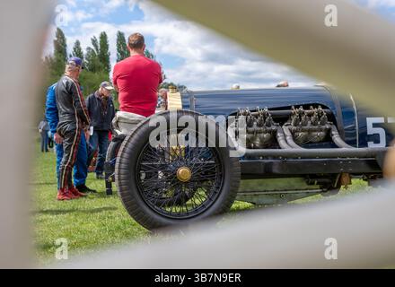 Oldtimer mit offenem Oberteil, die bei den V.S.C.C. Curborough Speed Trials, dem Curborough Sprint Course, Lichfield, England, Großbritannien, antreten. Stockfoto