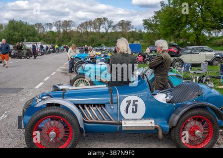 Oldtimer mit offenem Oberteil, die bei den V.S.C.C. Curborough Speed Trials, dem Curborough Sprint Course, Lichfield, England, Großbritannien, antreten. Stockfoto