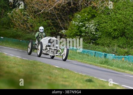 Oldtimer mit offenem Oberteil, die bei den V.S.C.C. Curborough Speed Trials, dem Curborough Sprint Course, Lichfield, England, Großbritannien, antreten. Stockfoto
