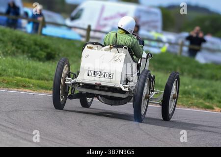 Oldtimer mit offenem Oberteil, die bei den V.S.C.C. Curborough Speed Trials, dem Curborough Sprint Course, Lichfield, England, Großbritannien, antreten. Stockfoto
