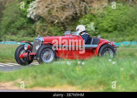 Oldtimer mit offenem Oberteil, die bei den V.S.C.C. Curborough Speed Trials, dem Curborough Sprint Course, Lichfield, England, Großbritannien, antreten. Stockfoto