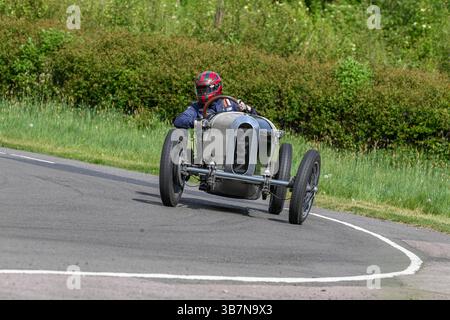 Oldtimer mit offenem Oberteil, die bei den V.S.C.C. Curborough Speed Trials, dem Curborough Sprint Course, Lichfield, England, Großbritannien, antreten. Stockfoto