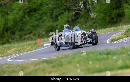 Oldtimer mit offenem Oberteil, die bei den V.S.C.C. Curborough Speed Trials, dem Curborough Sprint Course, Lichfield, England, Großbritannien, antreten. Stockfoto