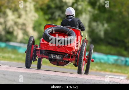 Oldtimer mit offenem Oberteil, die bei den V.S.C.C. Curborough Speed Trials, dem Curborough Sprint Course, Lichfield, England, Großbritannien, antreten. Stockfoto