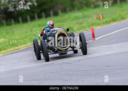 Oldtimer mit offenem Oberteil, die bei den V.S.C.C. Curborough Speed Trials, dem Curborough Sprint Course, Lichfield, England, Großbritannien, antreten. Stockfoto