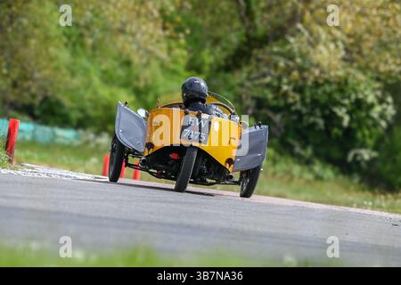 Oldtimer mit offenem Oberteil, die bei den V.S.C.C. Curborough Speed Trials, dem Curborough Sprint Course, Lichfield, England, Großbritannien, antreten. Stockfoto