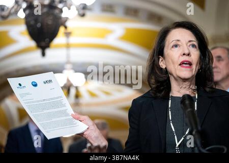 Washington, Usa. Mai 2025. Senatorin Maria Cantwell, D-WA, spricht während einer Pressekonferenz nach einem wöchentlichen Mittagessen im US-Kapitol in Washington, DC am Dienstag, den 6. Mai 2025. Foto: Bonnie Cash/UPI Credit: UPI/Alamy Live News Stockfoto
