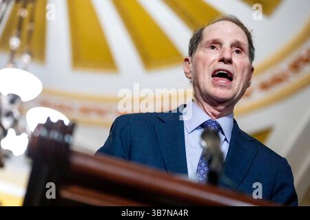 Washington, Usa. Mai 2025. Senator Ron Wyden, D-OR, spricht während einer Pressekonferenz nach einem wöchentlichen Mittagessen im US-Kapitol in Washington, DC am Dienstag, den 6. Mai 2025. Foto: Bonnie Cash/UPI Credit: UPI/Alamy Live News Stockfoto