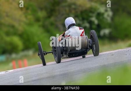 Oldtimer mit offenem Oberteil, die bei den V.S.C.C. Curborough Speed Trials, dem Curborough Sprint Course, Lichfield, England, Großbritannien, antreten. Stockfoto