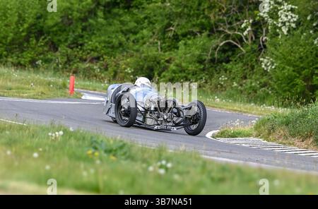 Oldtimer mit offenem Oberteil, die bei den V.S.C.C. Curborough Speed Trials, dem Curborough Sprint Course, Lichfield, England, Großbritannien, antreten. Stockfoto